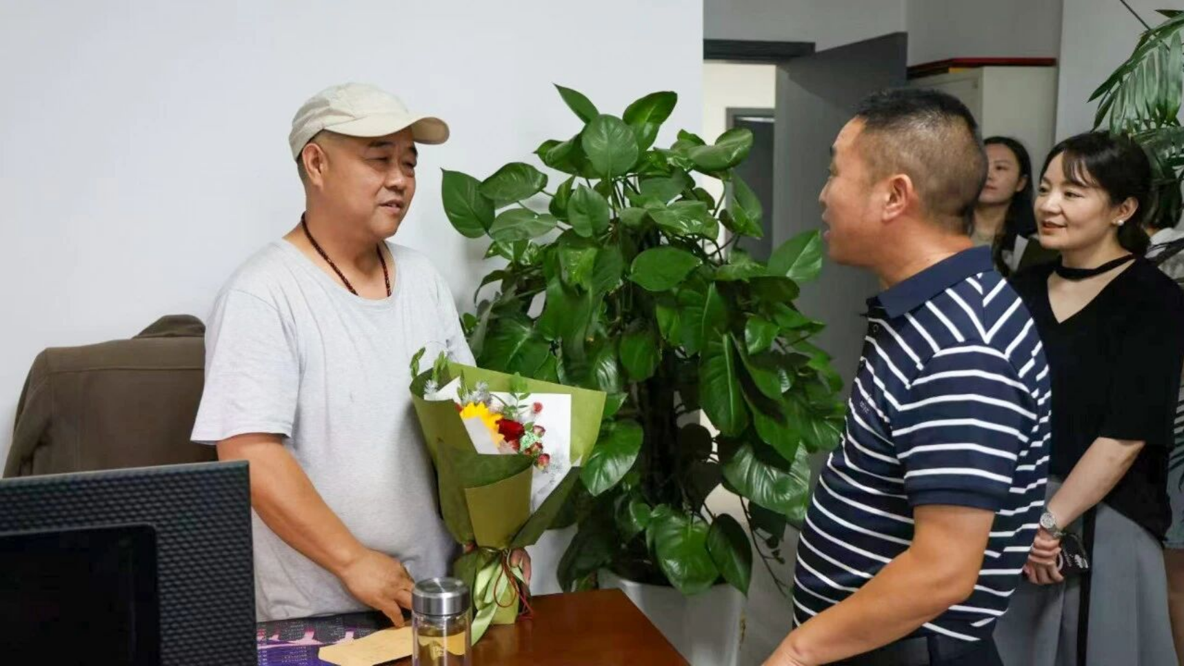 交建集团开展“致敬退役军人 情暖一线职工”走访慰问活动